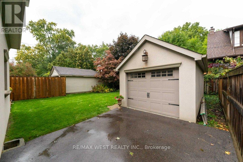 6 Kingsgrove Boulevard, Toronto, Ontario  M8X 1N3 - Photo 29 - W12422321