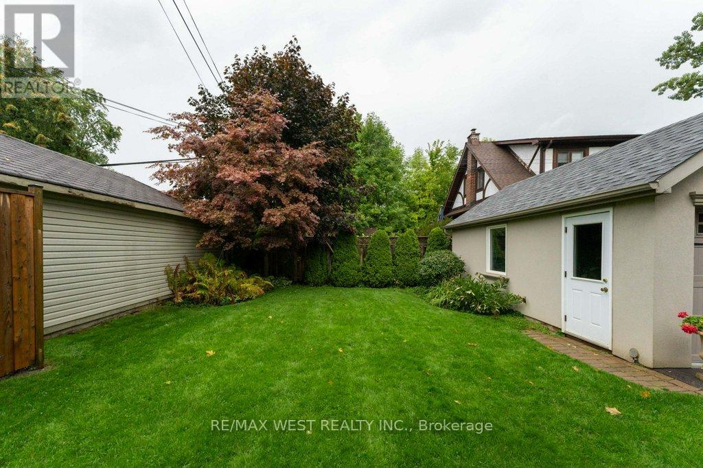 6 Kingsgrove Boulevard, Toronto, Ontario  M8X 1N3 - Photo 30 - W12422321