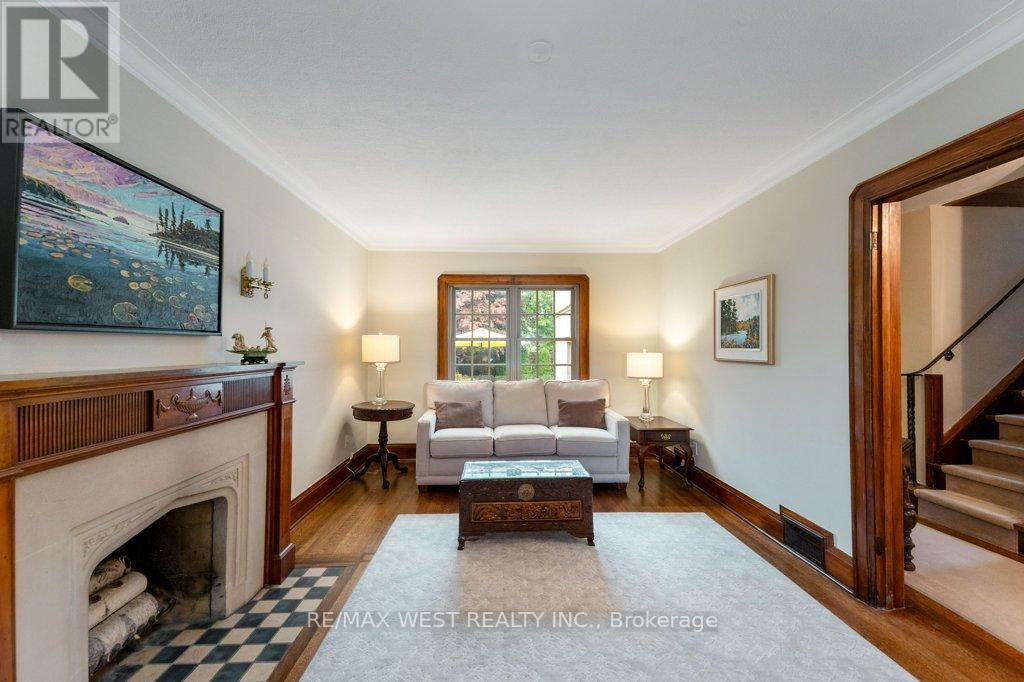 6 Kingsgrove Boulevard, Toronto, Ontario  M8X 1N3 - Photo 7 - W12422321