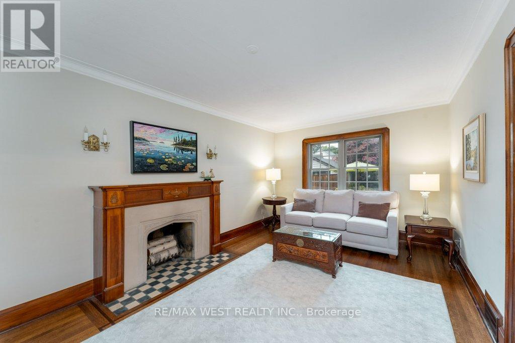 6 Kingsgrove Boulevard, Toronto, Ontario  M8X 1N3 - Photo 8 - W12422321