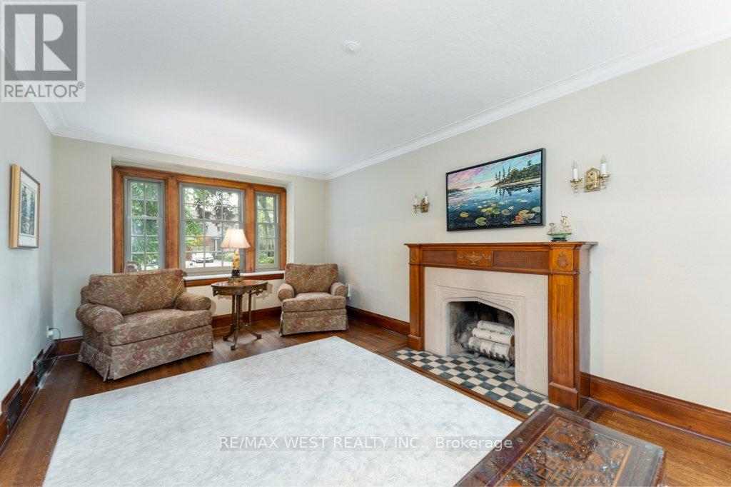 6 Kingsgrove Boulevard, Toronto, Ontario  M8X 1N3 - Photo 9 - W12422321