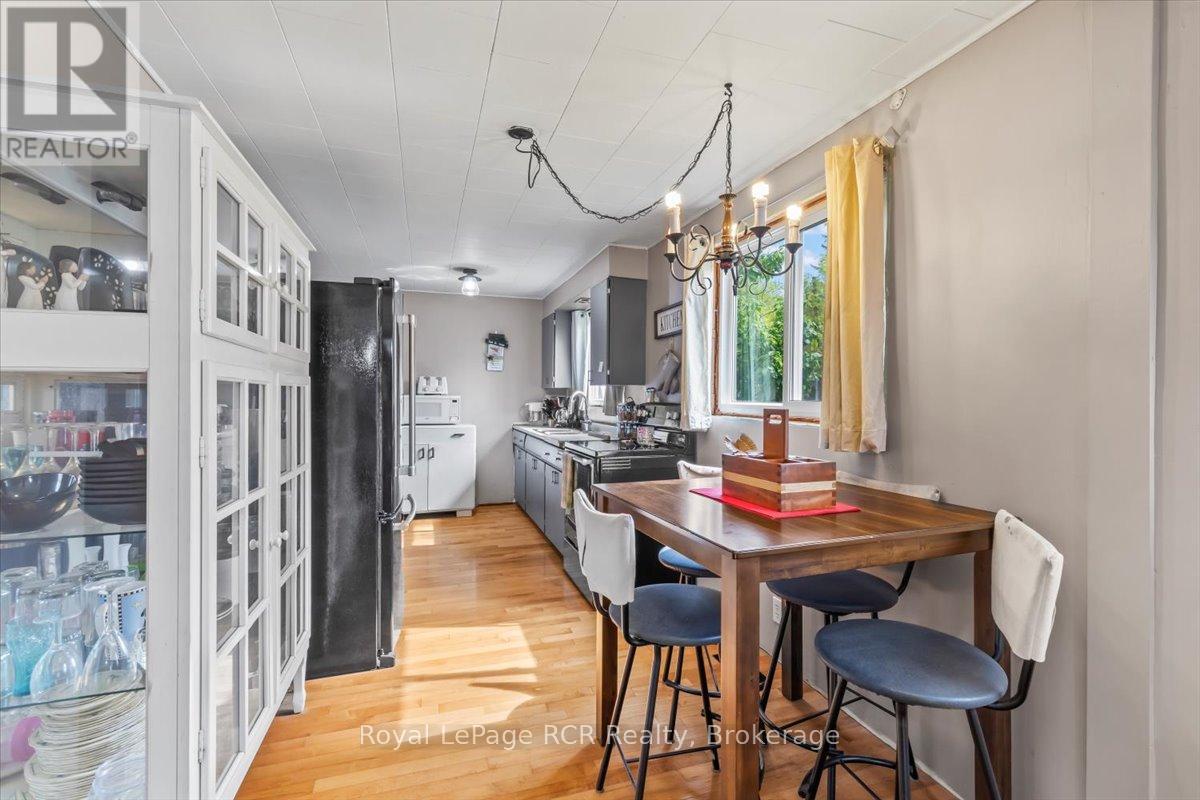 27 William Street, West Grey, Ontario  N0G 1S0 - Photo 6 - X12422445