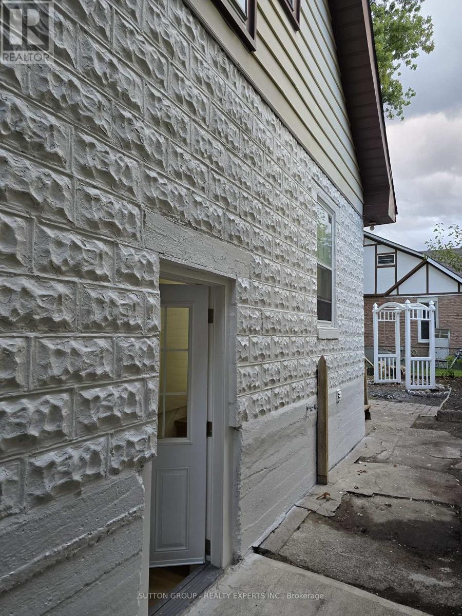 140 Napier Street, Sarnia, Ontario  N7T 6E6 - Photo 5 - X12422294