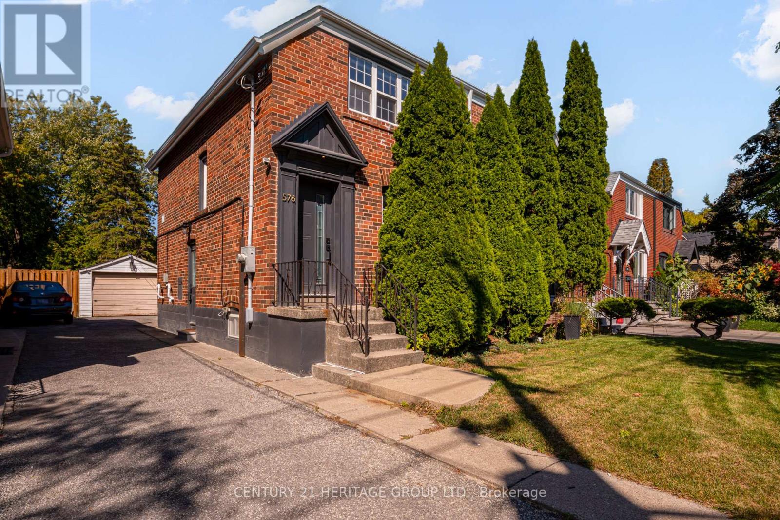 576 Broadway Avenue, Toronto, Ontario  M4G 2S3 - Photo 1 - C12422382