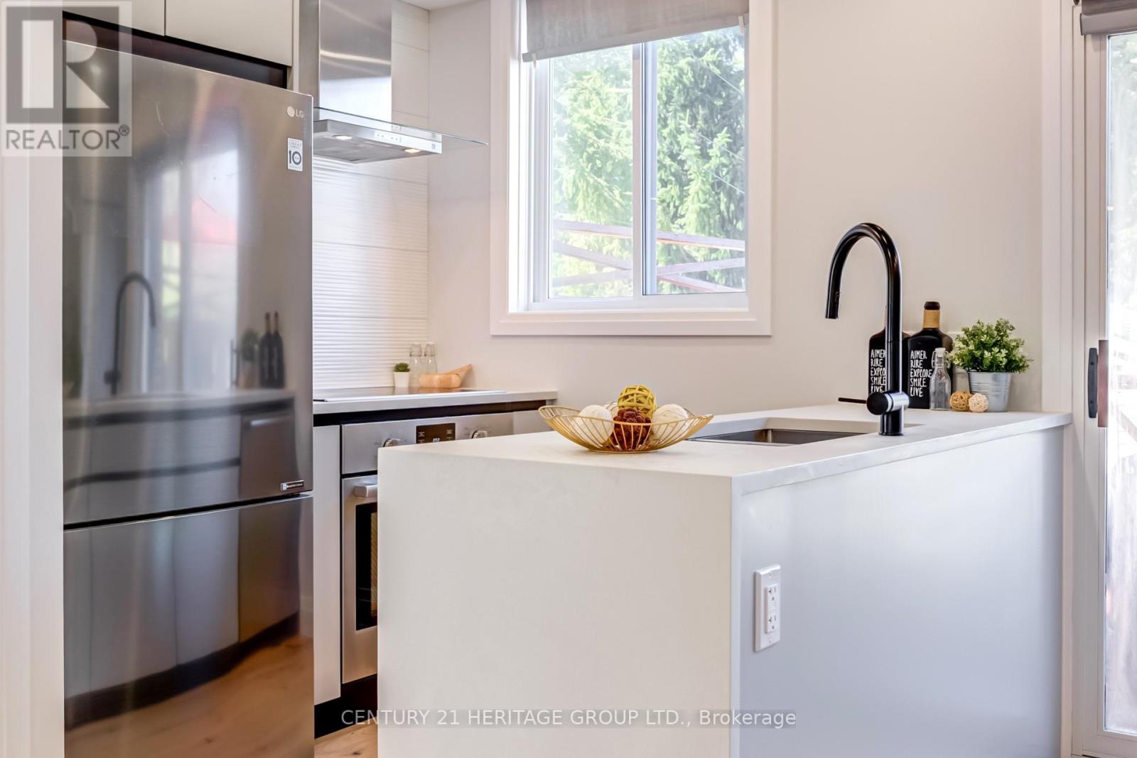 576 Broadway Avenue, Toronto, Ontario  M4G 2S3 - Photo 12 - C12422382