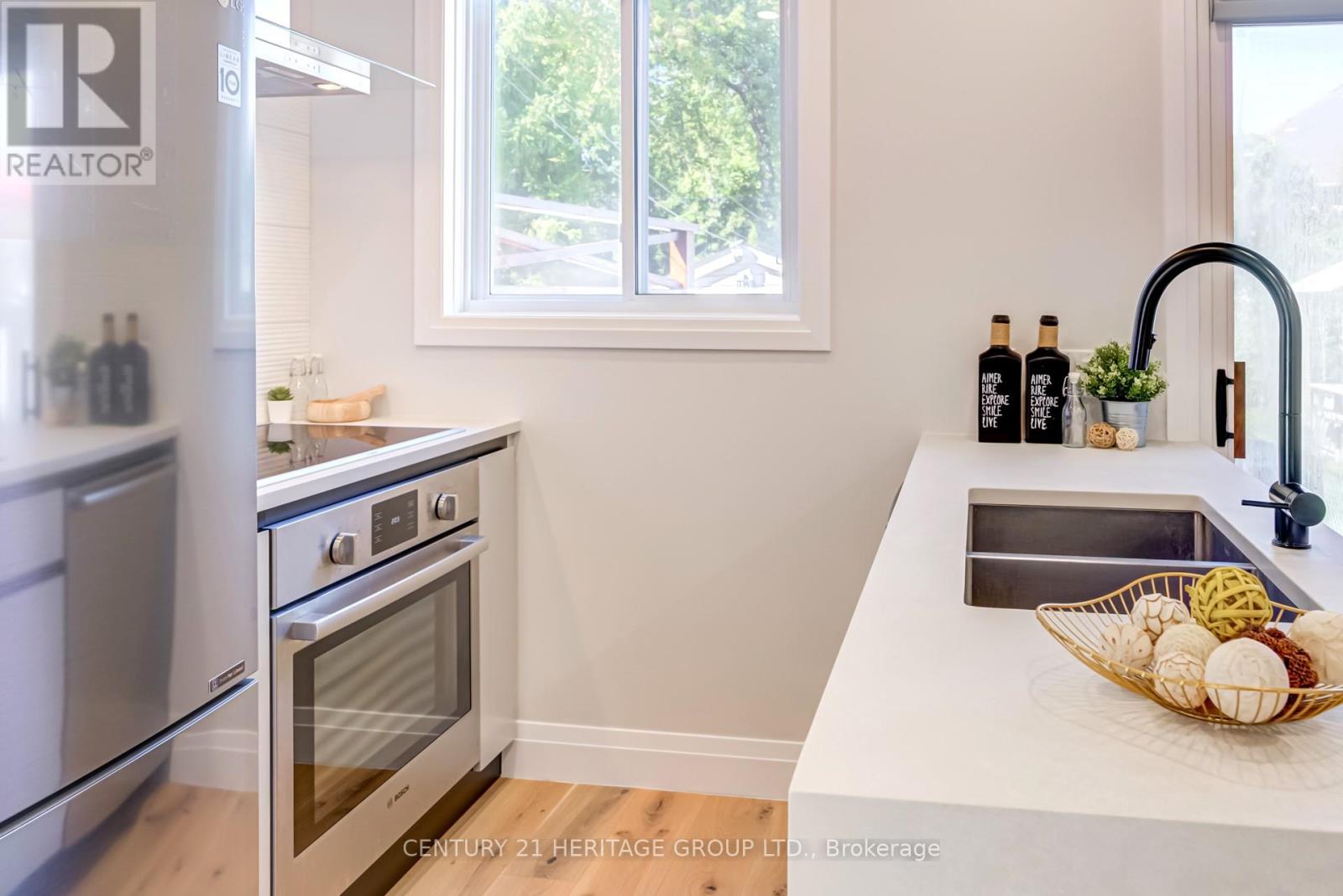 576 Broadway Avenue, Toronto, Ontario  M4G 2S3 - Photo 13 - C12422382