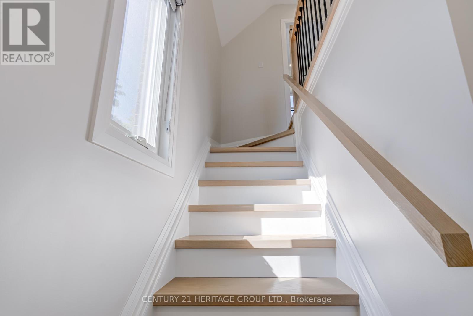 576 Broadway Avenue, Toronto, Ontario  M4G 2S3 - Photo 14 - C12422382