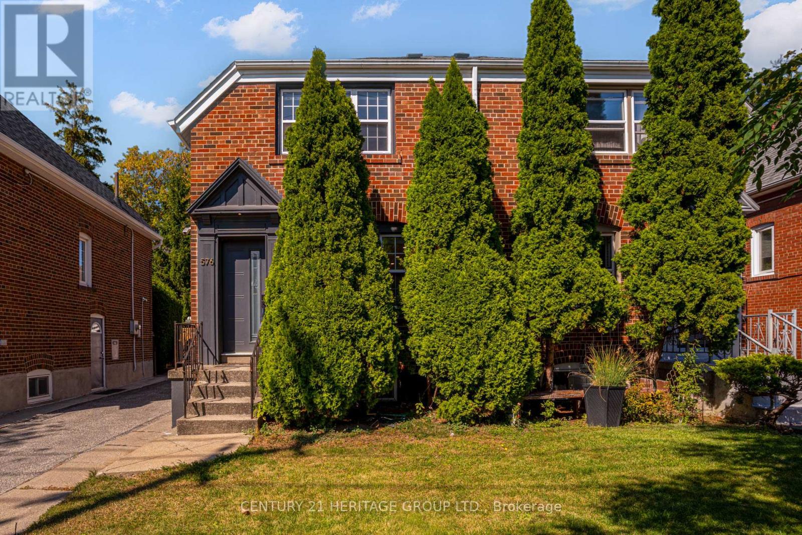 576 Broadway Avenue, Toronto, Ontario  M4G 2S3 - Photo 2 - C12422382