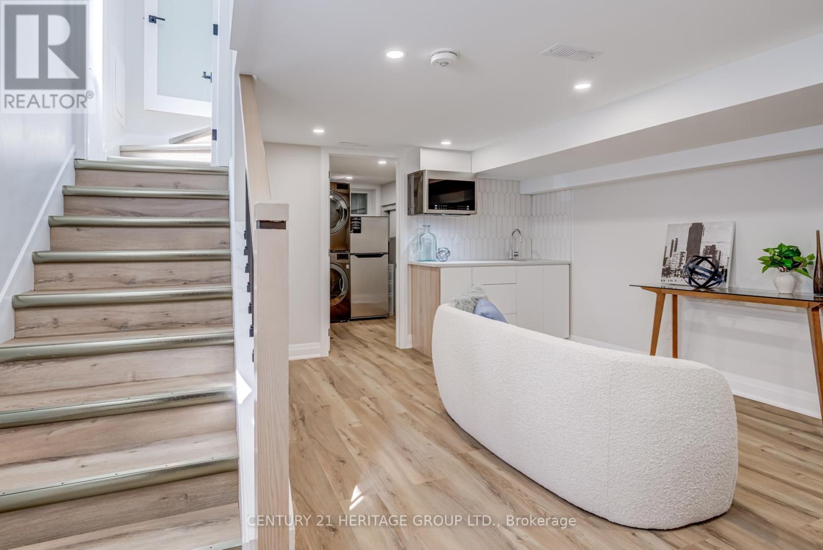 576 Broadway Avenue, Toronto, Ontario  M4G 2S3 - Photo 24 - C12422382