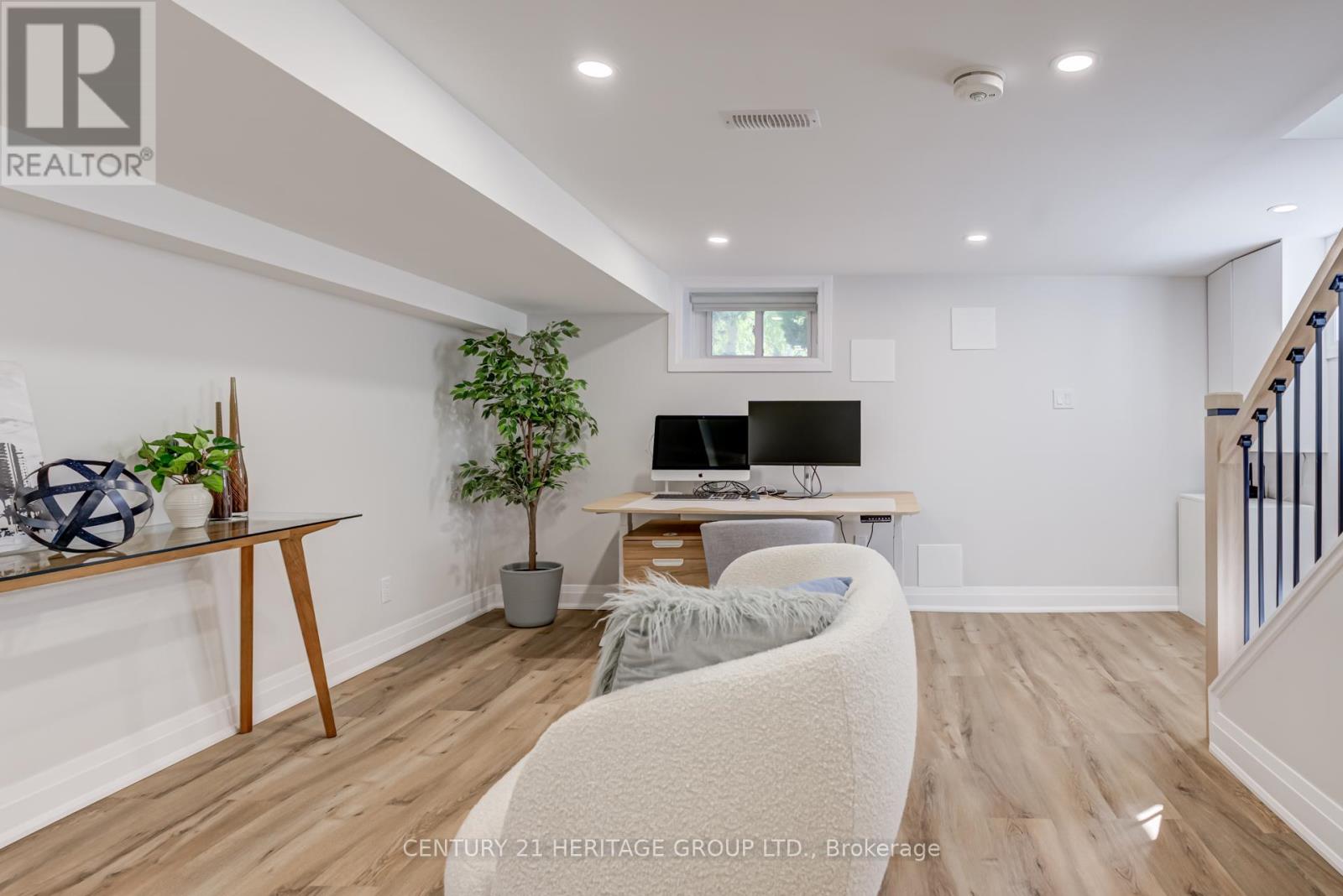 576 Broadway Avenue, Toronto, Ontario  M4G 2S3 - Photo 25 - C12422382