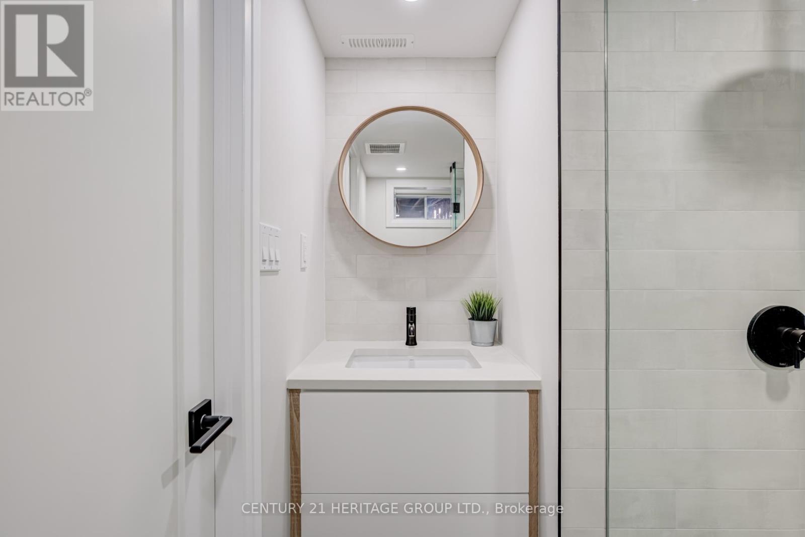 576 Broadway Avenue, Toronto, Ontario  M4G 2S3 - Photo 29 - C12422382