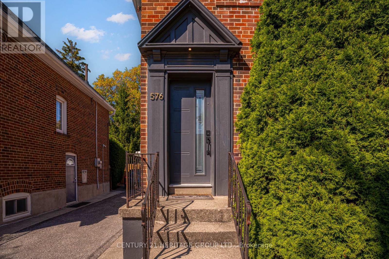 576 Broadway Avenue, Toronto, Ontario  M4G 2S3 - Photo 3 - C12422382