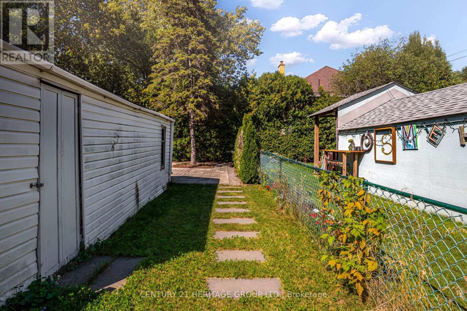 576 Broadway Avenue, Toronto, Ontario  M4G 2S3 - Photo 33 - C12422382