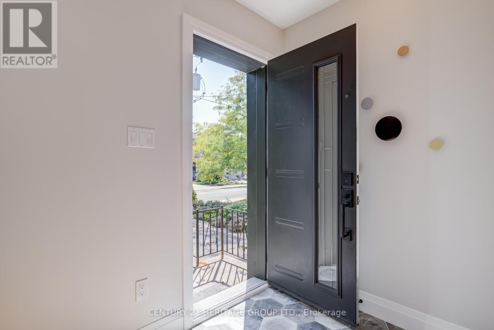 576 Broadway Avenue, Toronto, Ontario  M4G 2S3 - Photo 6 - C12422382
