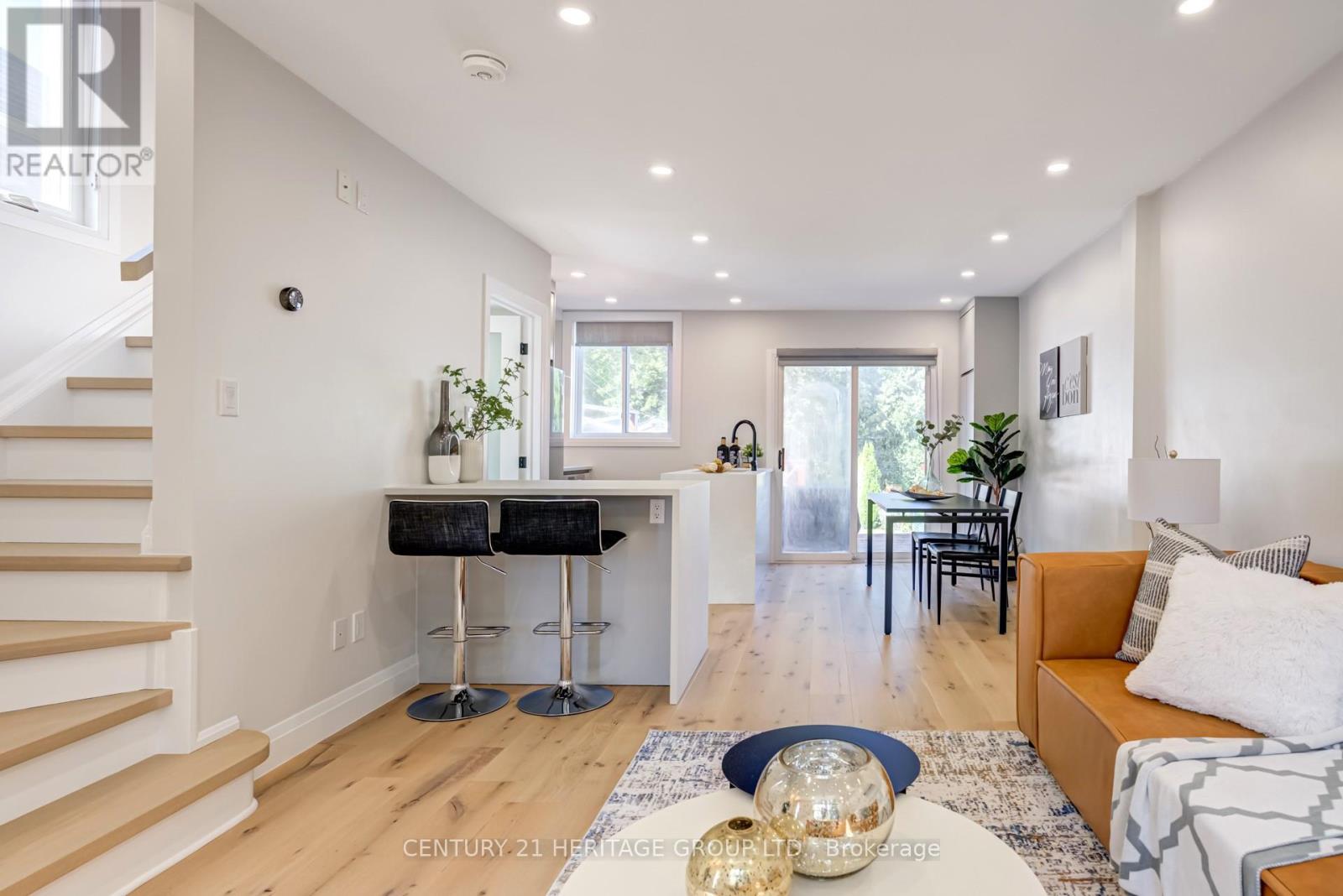 576 Broadway Avenue, Toronto, Ontario  M4G 2S3 - Photo 8 - C12422382