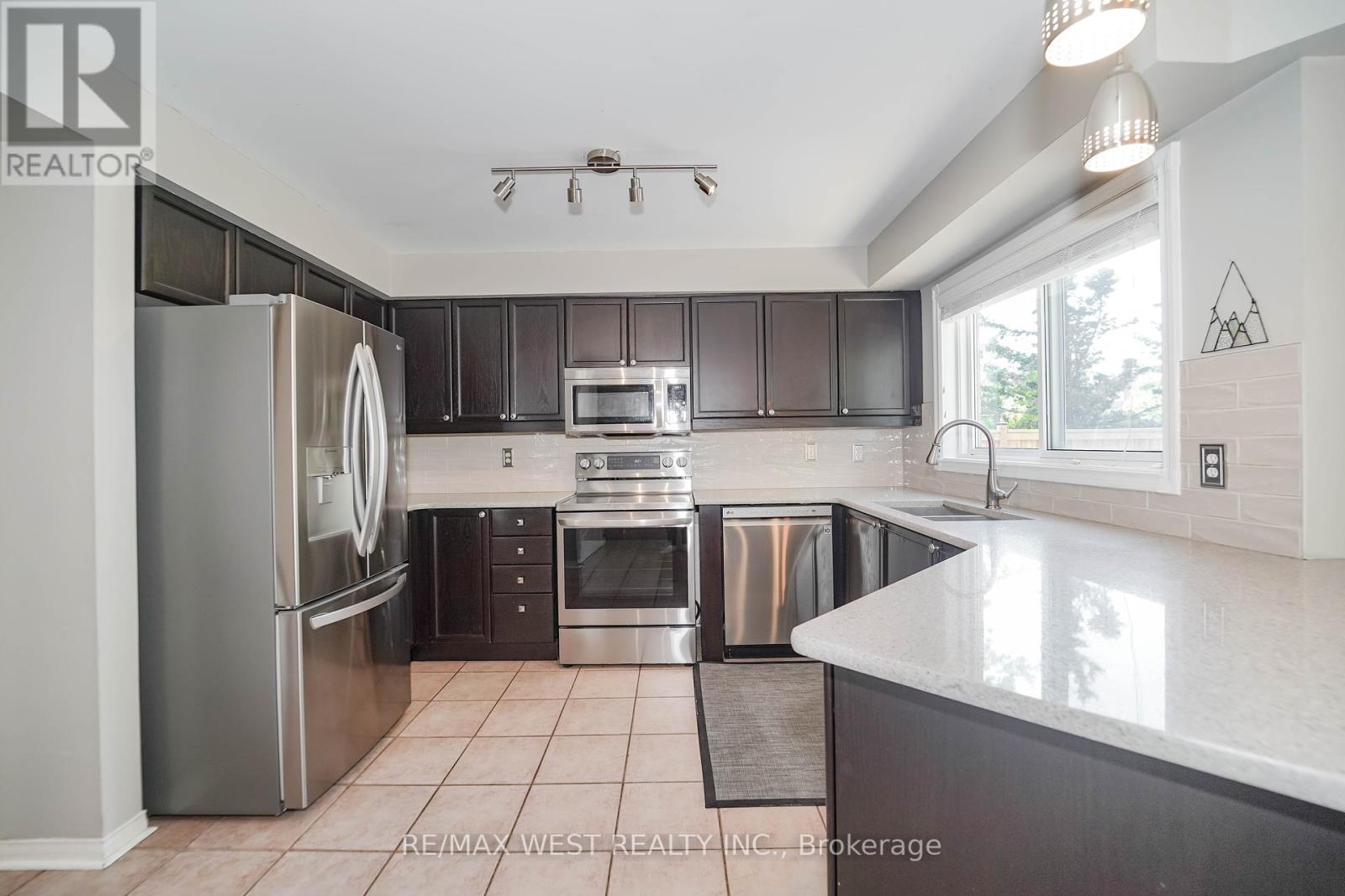 50 Gartshore Drive, Whitby, Ontario  L1P 1N6 - Photo 3 - E12422430