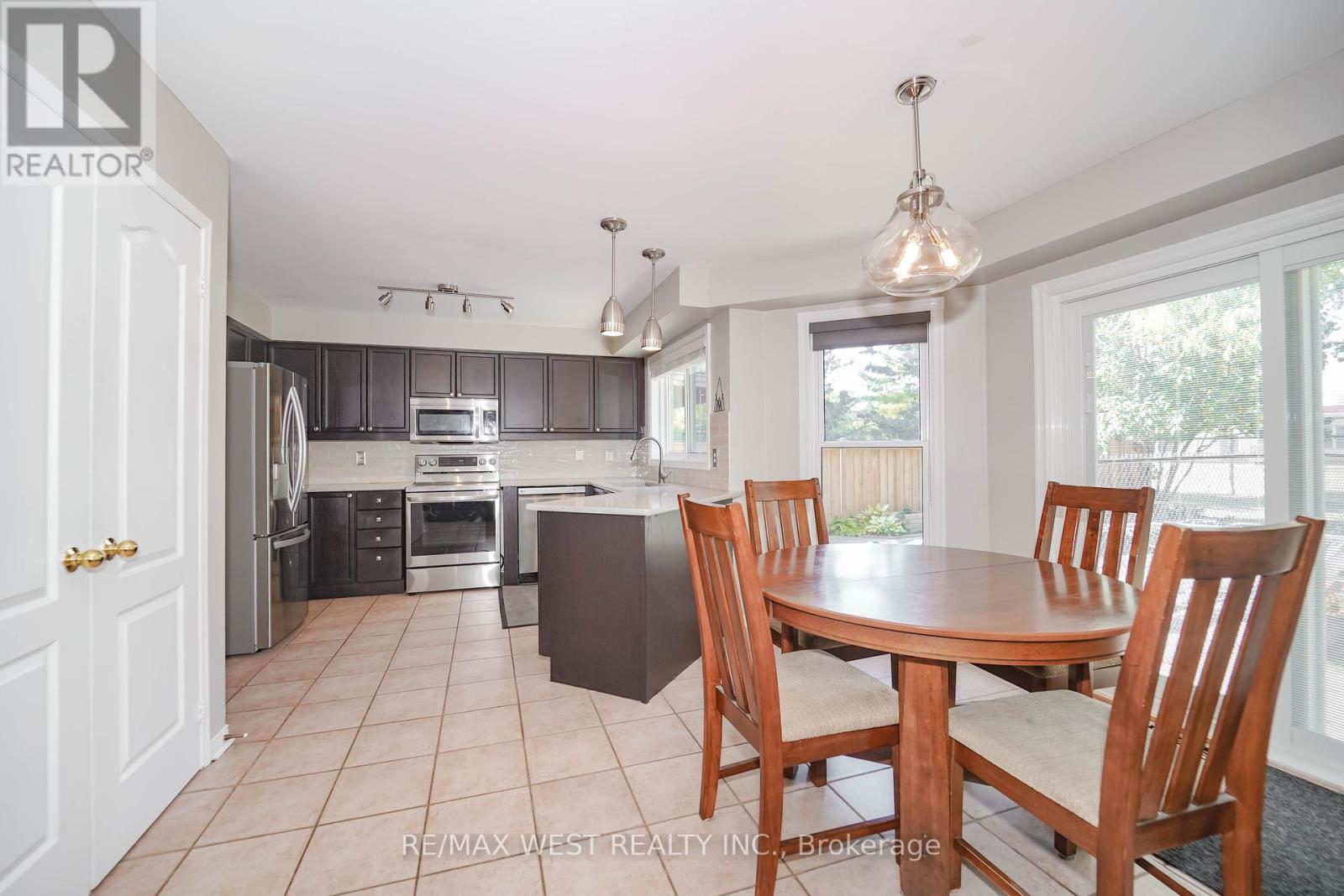 50 Gartshore Drive, Whitby, Ontario  L1P 1N6 - Photo 4 - E12422430