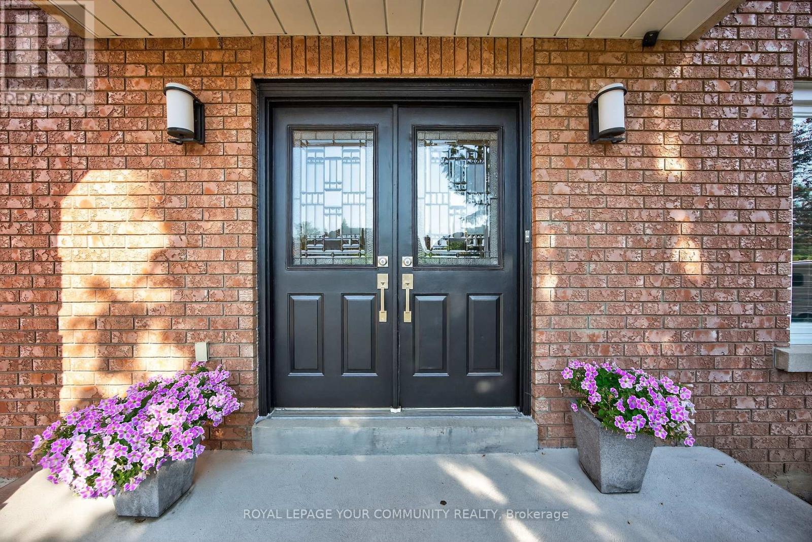 684 Exceller Circle, Newmarket, Ontario  L3X 1P4 - Photo 3 - N12422403