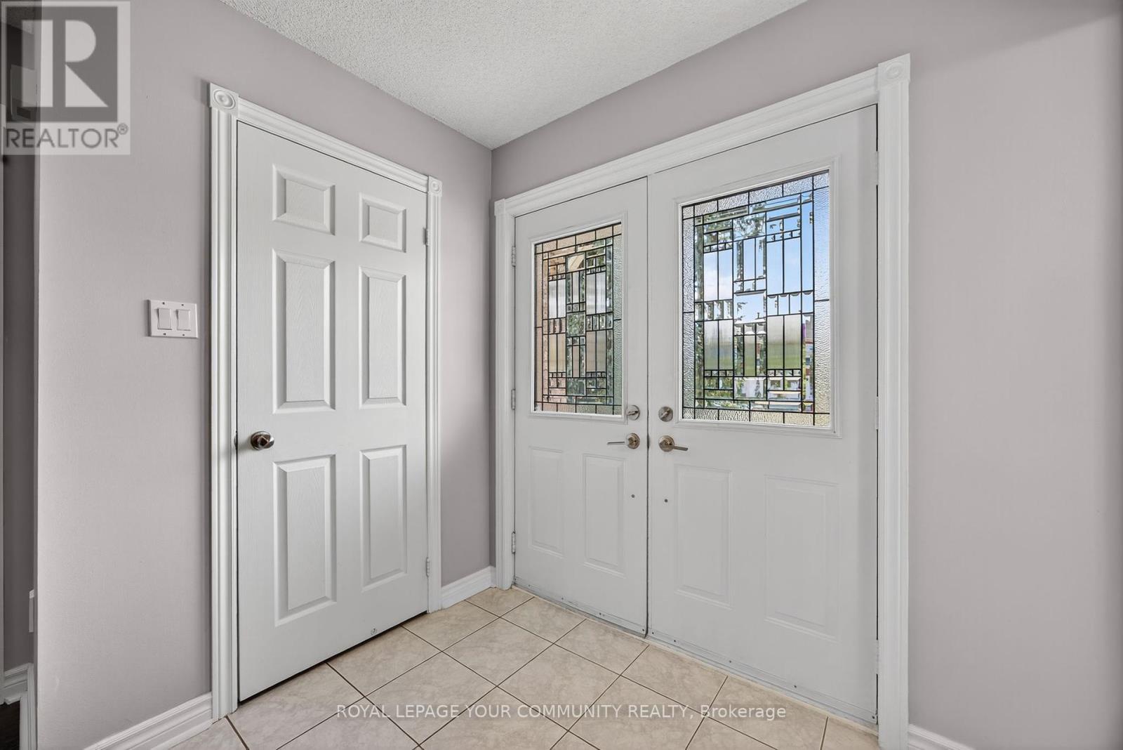 684 Exceller Circle, Newmarket, Ontario  L3X 1P4 - Photo 4 - N12422403