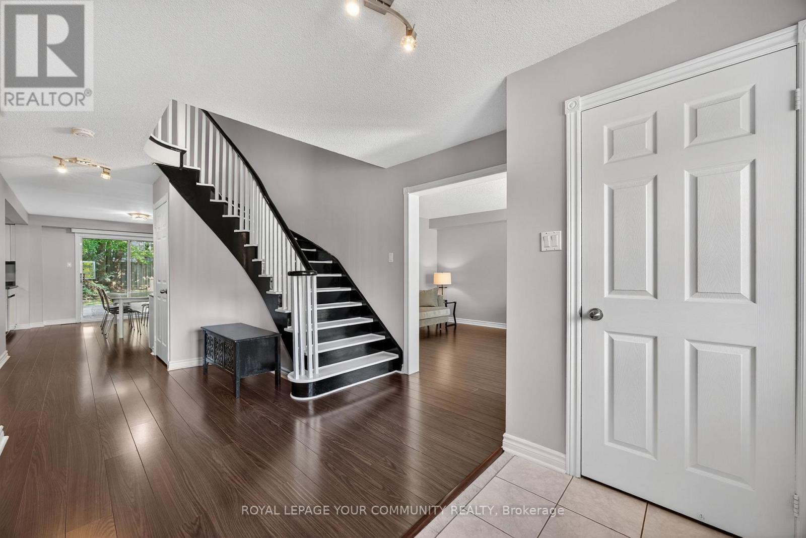 684 Exceller Circle, Newmarket, Ontario  L3X 1P4 - Photo 5 - N12422403