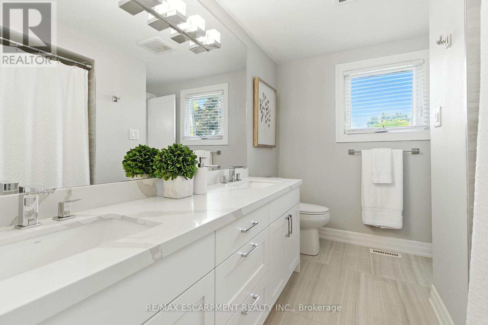 535 Vanguard Crescent, Oakville, Ontario  L6L 5G6 - Photo 22 - W12422441