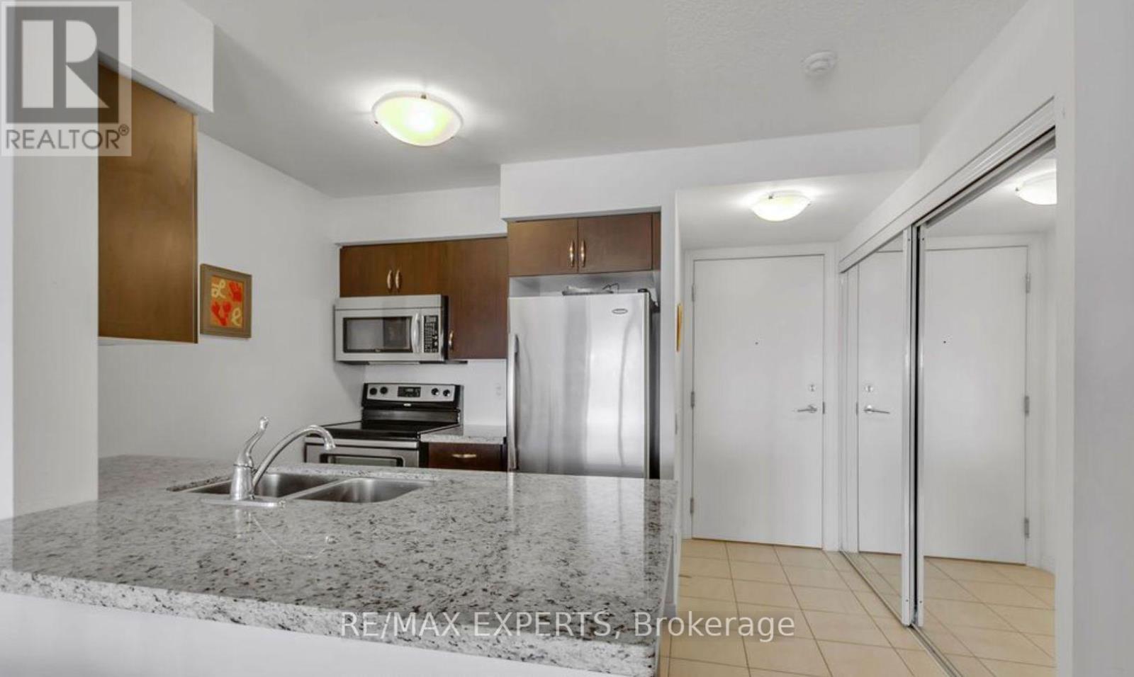 810 - 61 Heintzman Street, Toronto, Ontario  M6P 5A2 - Photo 3 - W12422448