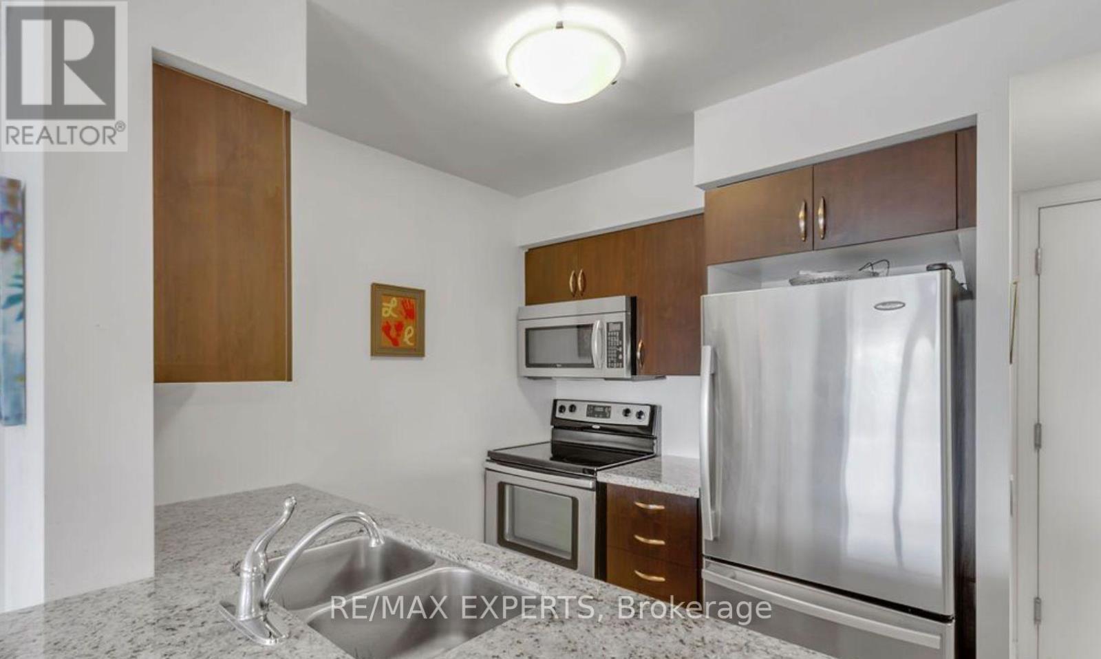 810 - 61 Heintzman Street, Toronto, Ontario  M6P 5A2 - Photo 4 - W12422448