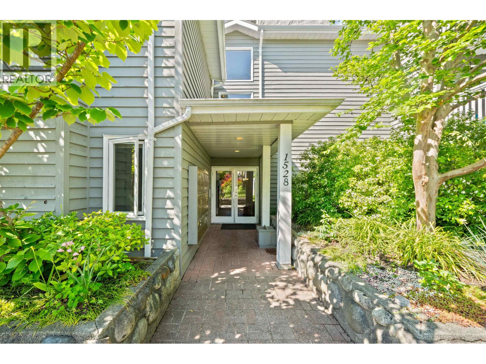 204 1528 BOWSER AVENUE, North Vancouver, British Columbia