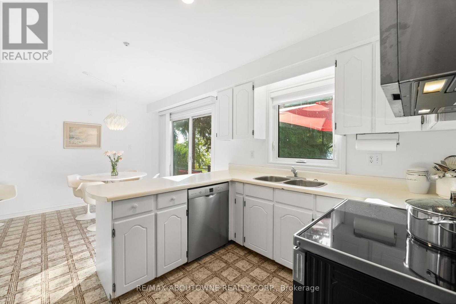 20 Arkendo Drive, Oakville (Fd Ford), Ontario  L6J 5T9 - Photo 14 - W12416294