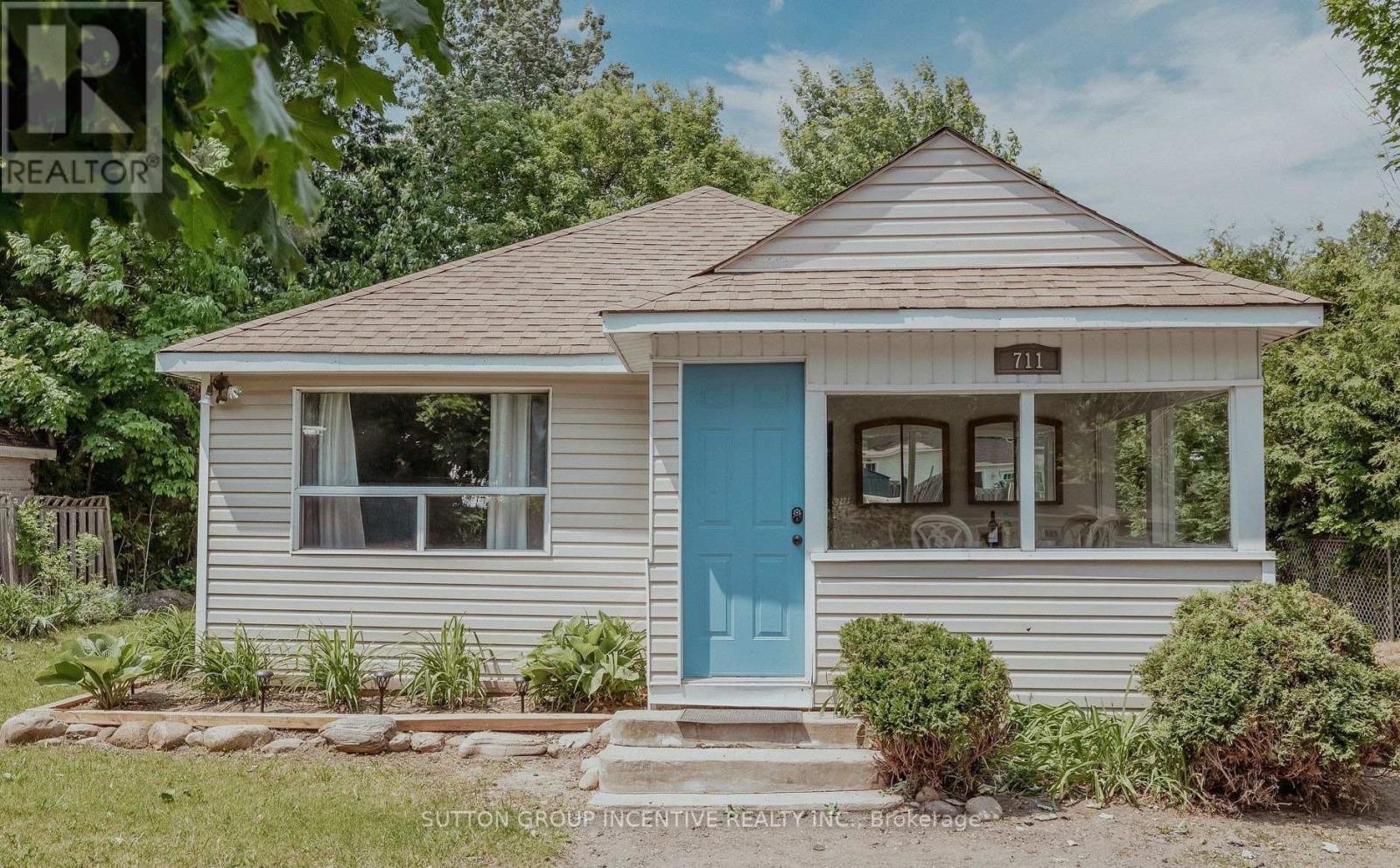 711 Innisfil Beach Road, Innisfil, Ontario  L9S 4E4 - Photo 2 - N12422373