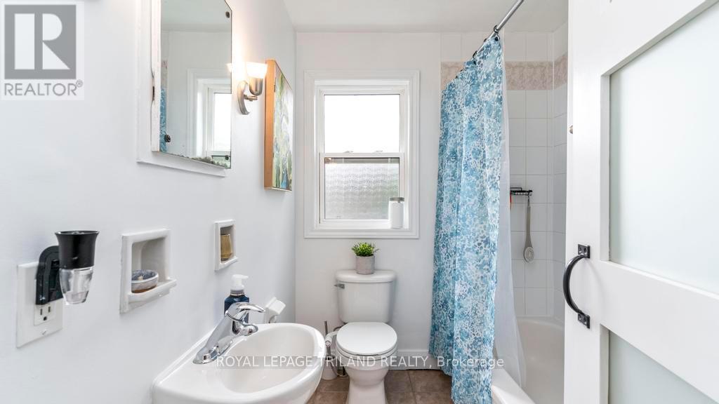 90 Queen Street, Thames Centre, Ontario  N0L 1G2 - Photo 12 - X12422543