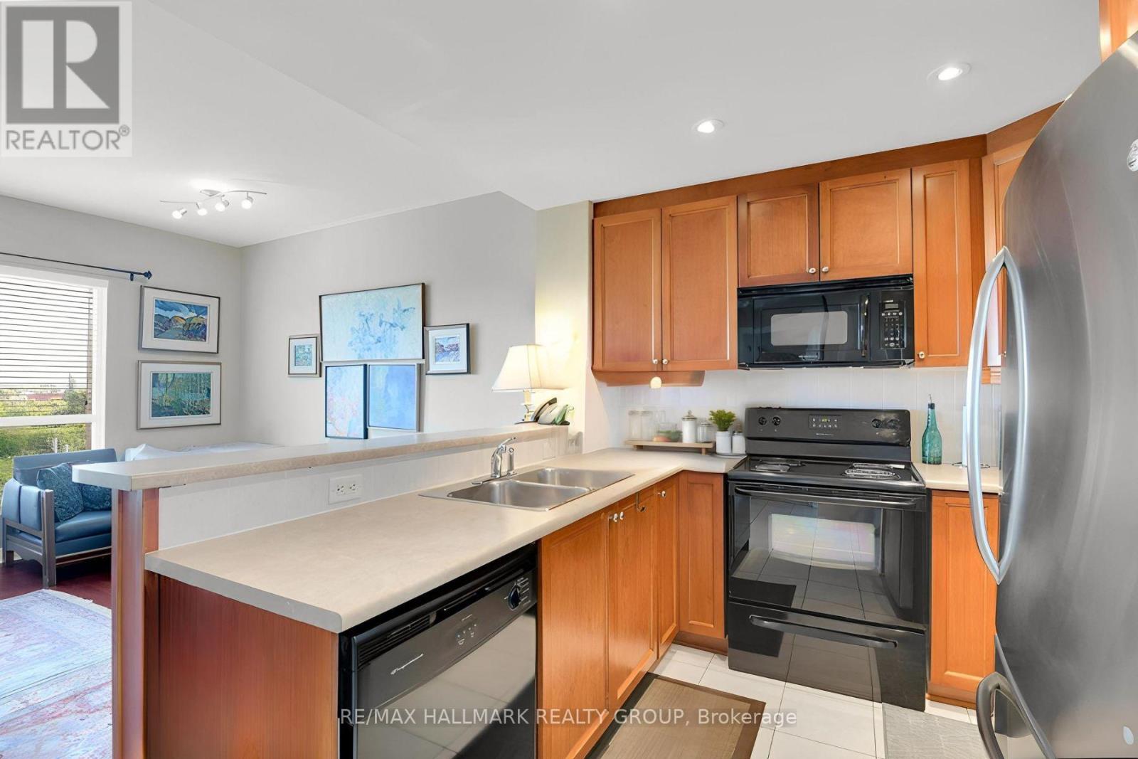 320 - 905 Beauparc Private, Ottawa, Ontario  K1G 4K1 - Photo 11 - X12422513