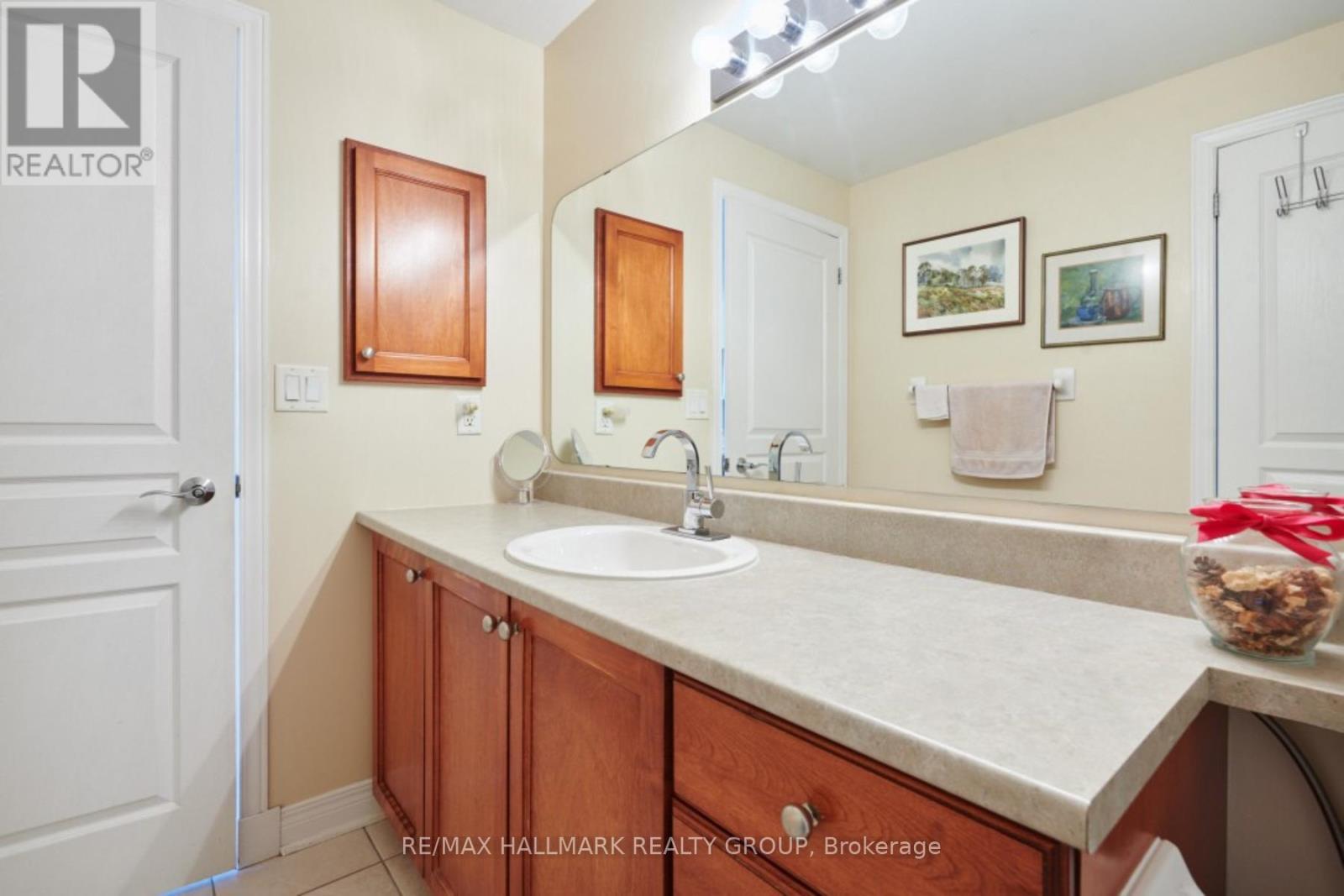 320 - 905 Beauparc Private, Ottawa, Ontario  K1G 4K1 - Photo 18 - X12422513