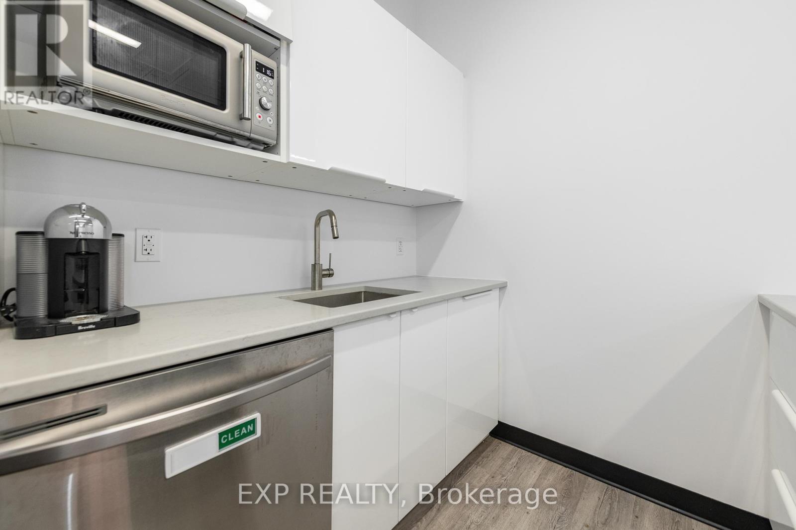 206 & 208 - 2310 St Laurent Boulevard, Ottawa, Ontario  K1G 5H9 - Photo 11 - X12422528