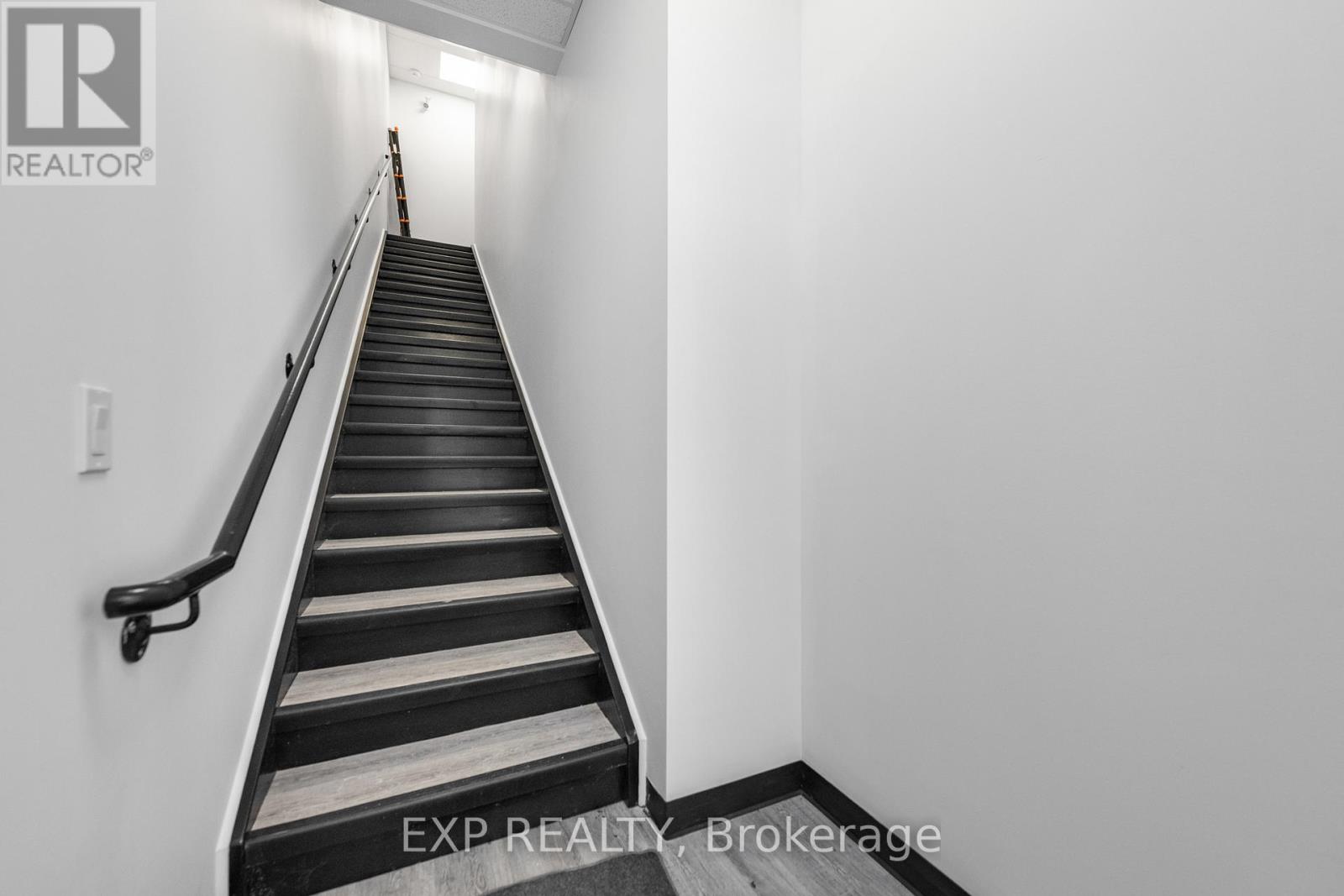 206 & 208 - 2310 St Laurent Boulevard, Ottawa, Ontario  K1G 5H9 - Photo 6 - X12422528