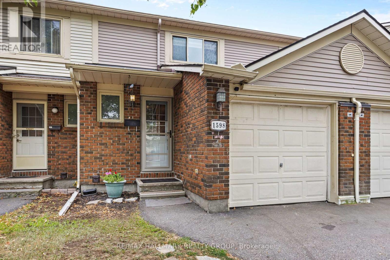17 - 1598 Hoskins Crescent, Ottawa, Ontario  K4A 2H8 - Photo 2 - X12422559
