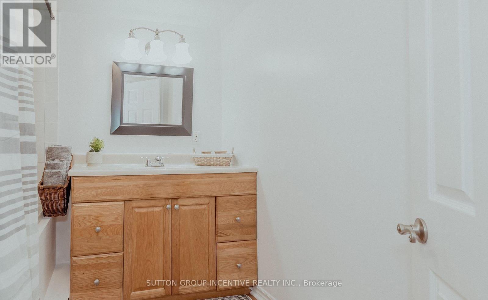 711 Innisfil Beach Road, Innisfil, Ontario  L9S 4E4 - Photo 19 - N12422373