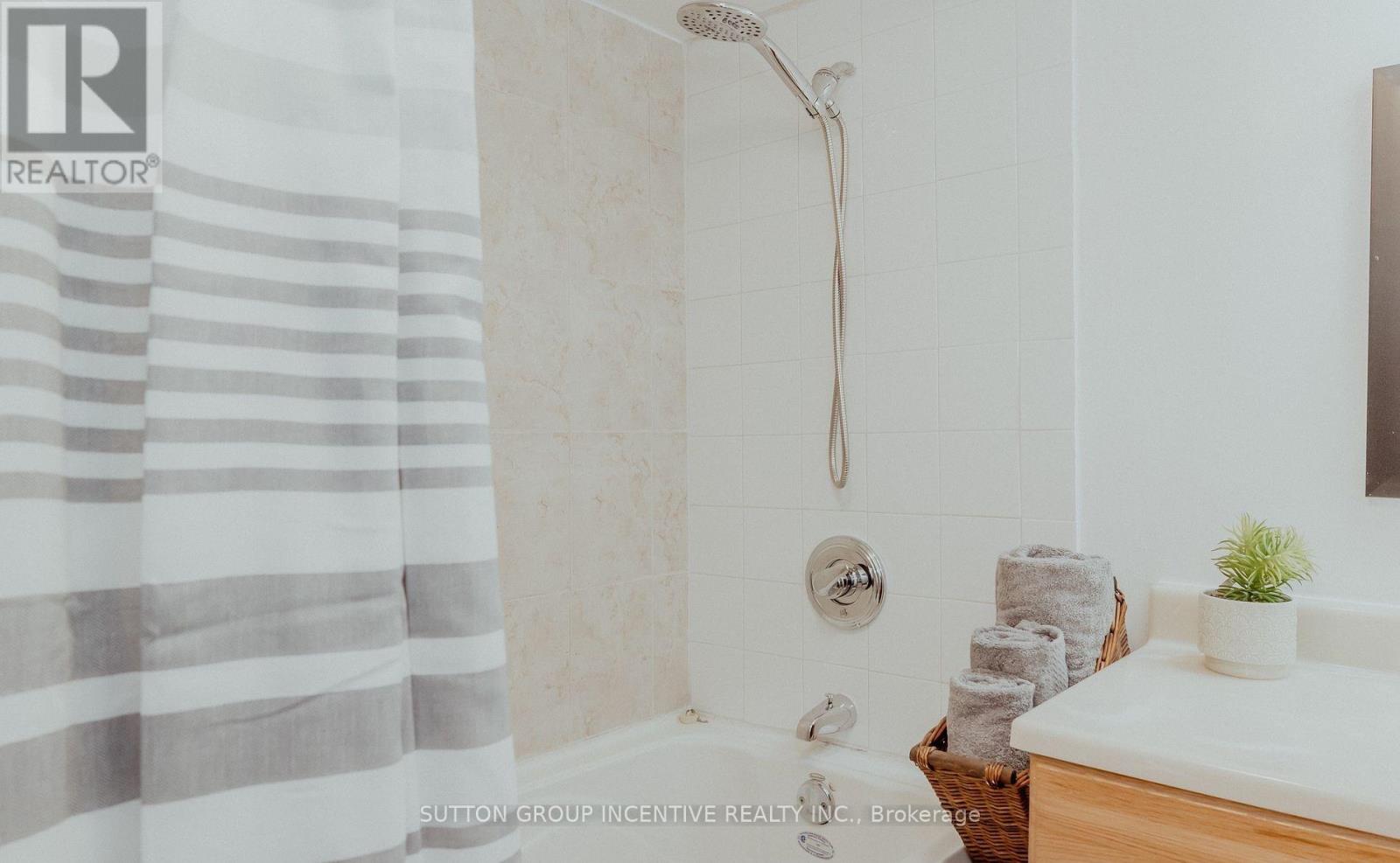 711 Innisfil Beach Road, Innisfil, Ontario  L9S 4E4 - Photo 20 - N12422373