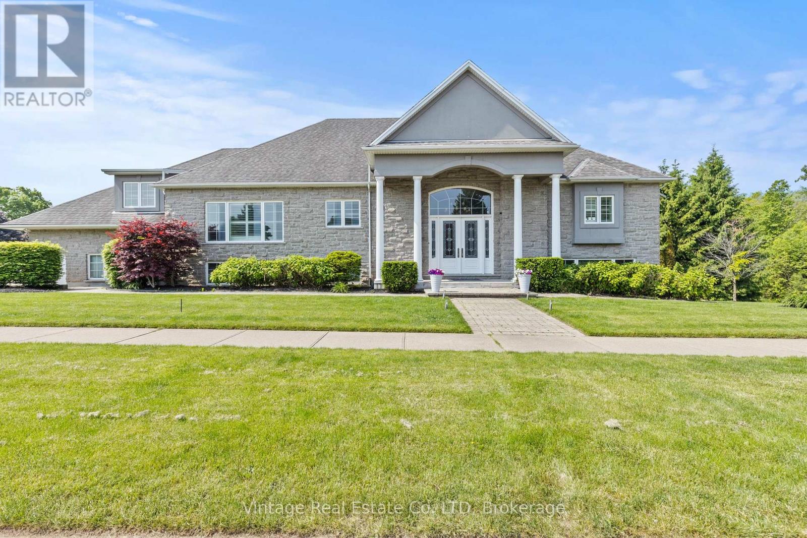 3689 Cardinal Drive, Niagara Falls, Ontario  L2H 2Y1 - Photo 1 - X12422515