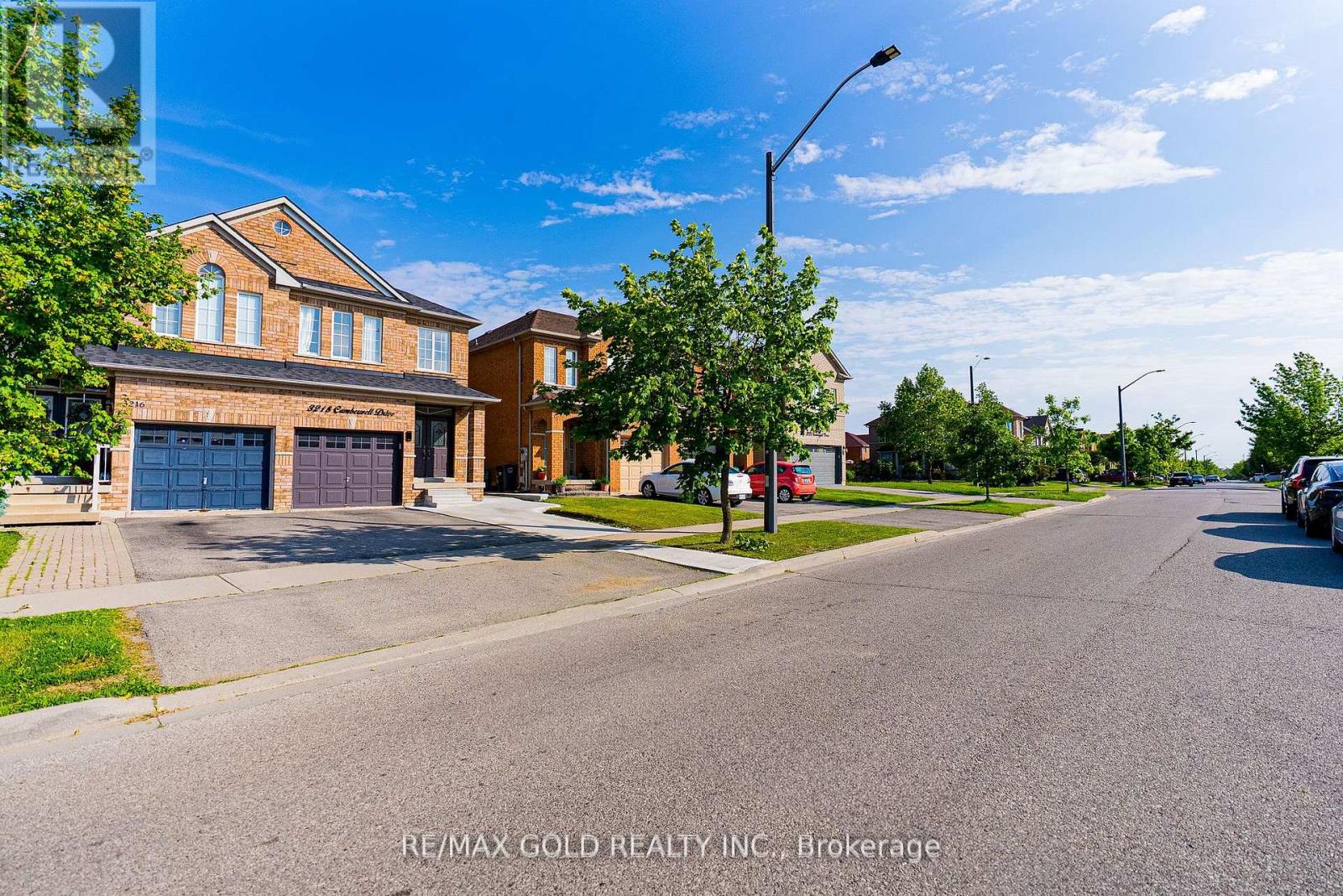 3218 Camberwell Drive, Mississauga, Ontario  L5M 6S8 - Photo 5 - W12422475