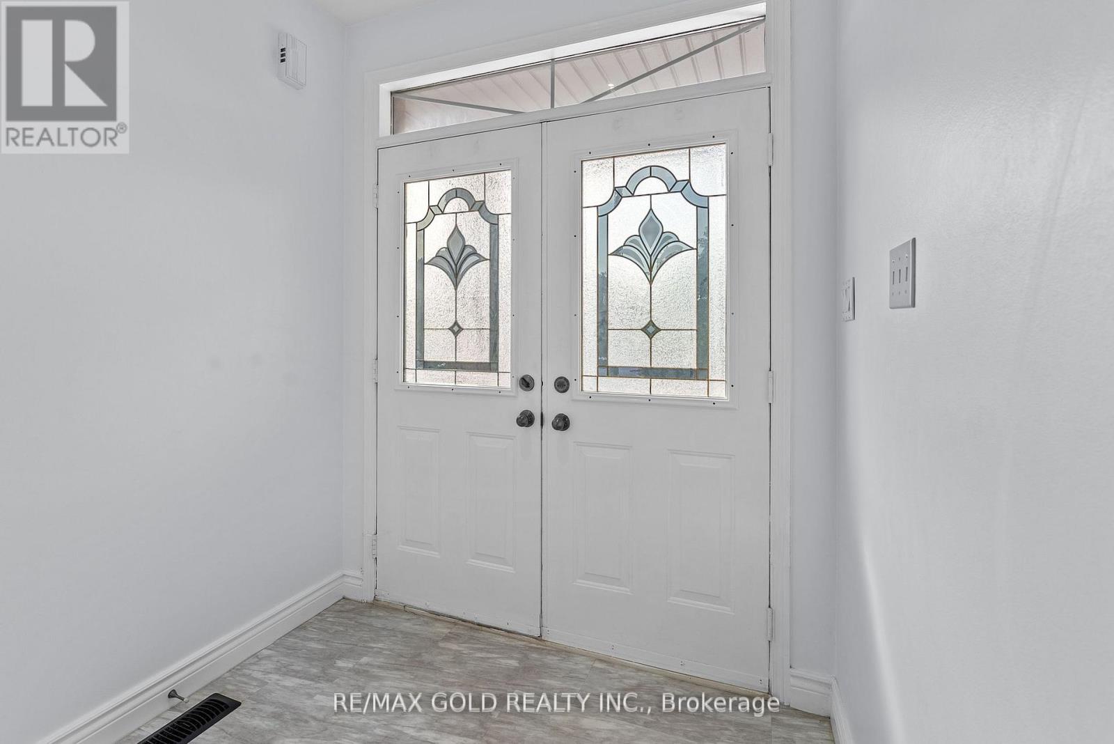 3218 Camberwell Drive, Mississauga, Ontario  L5M 6S8 - Photo 9 - W12422475