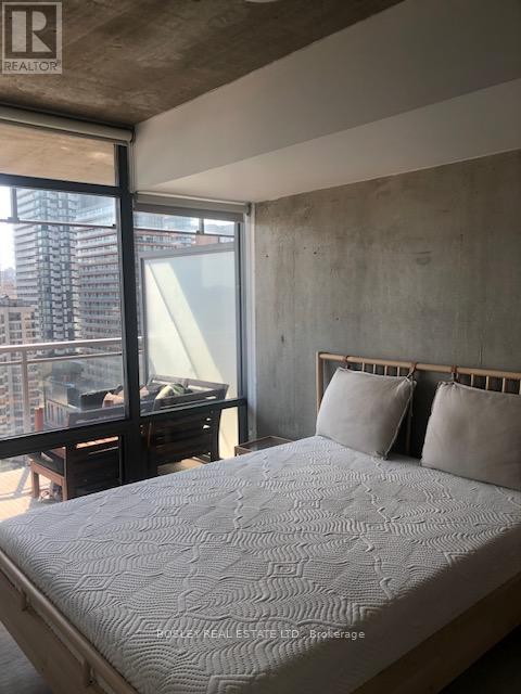 1801 - 22 Wellesley Street, Toronto, Ontario  M4Y 1G3 - Photo 11 - C12422511