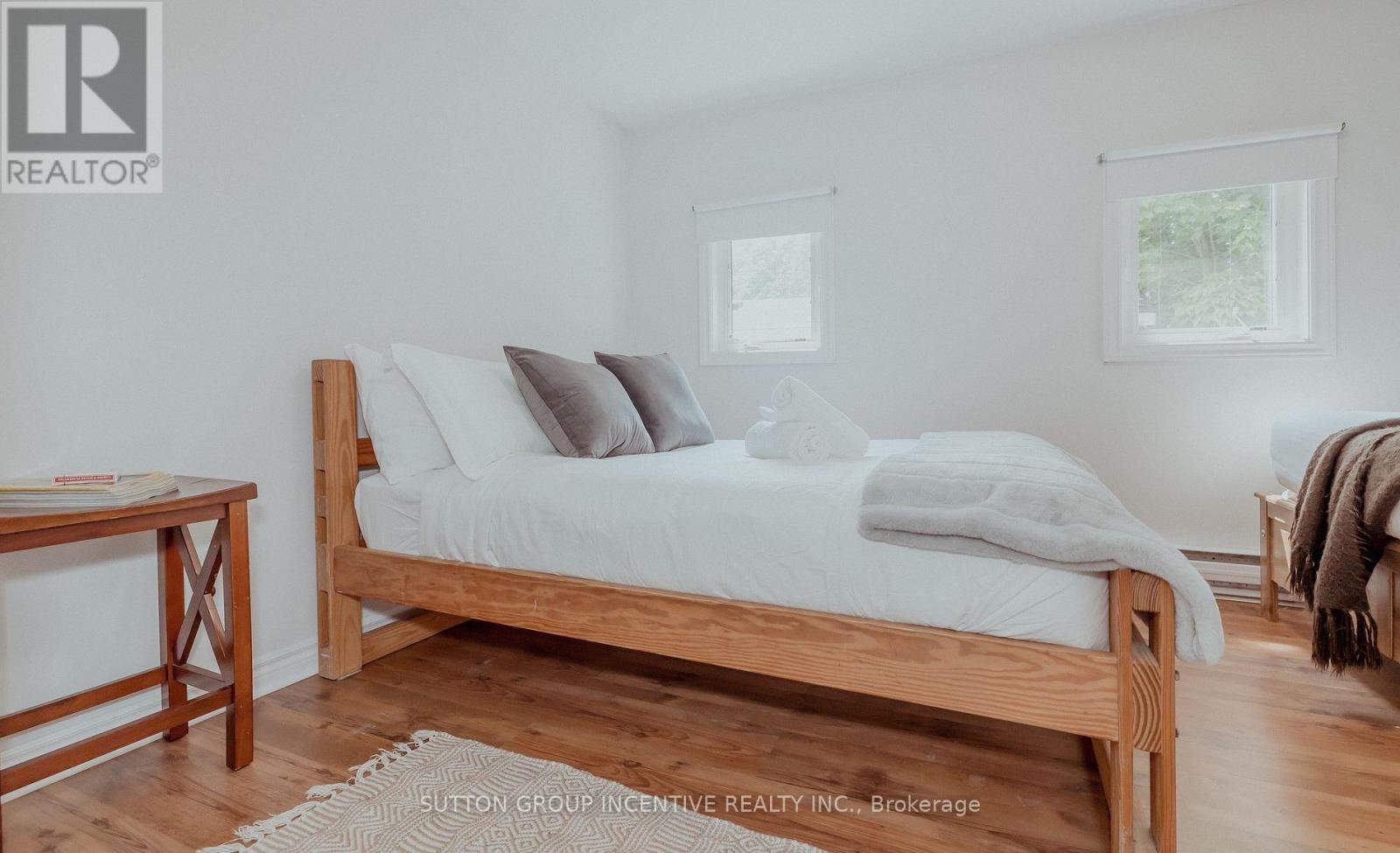 711 Innisfil Beach Road, Innisfil, Ontario  L9S 4E4 - Photo 15 - N12422373