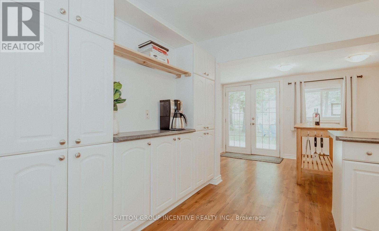 711 Innisfil Beach Road, Innisfil, Ontario  L9S 4E4 - Photo 6 - N12422373