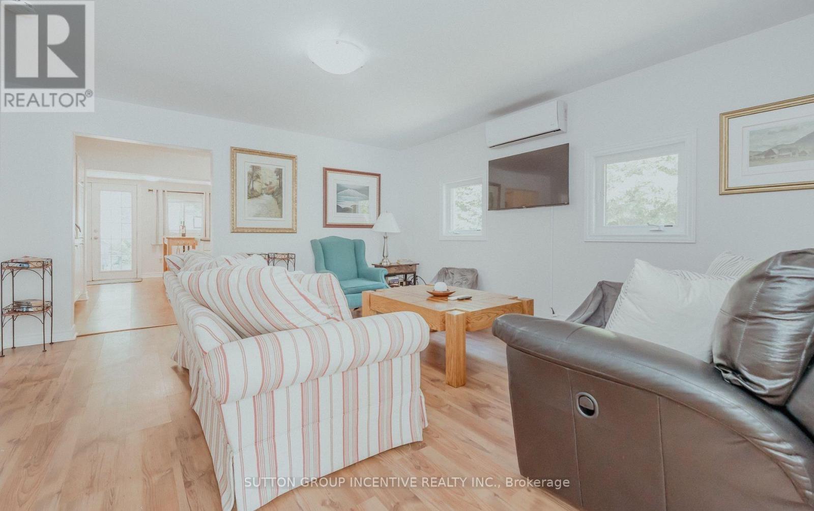 711 Innisfil Beach Road, Innisfil, Ontario  L9S 4E4 - Photo 8 - N12422373