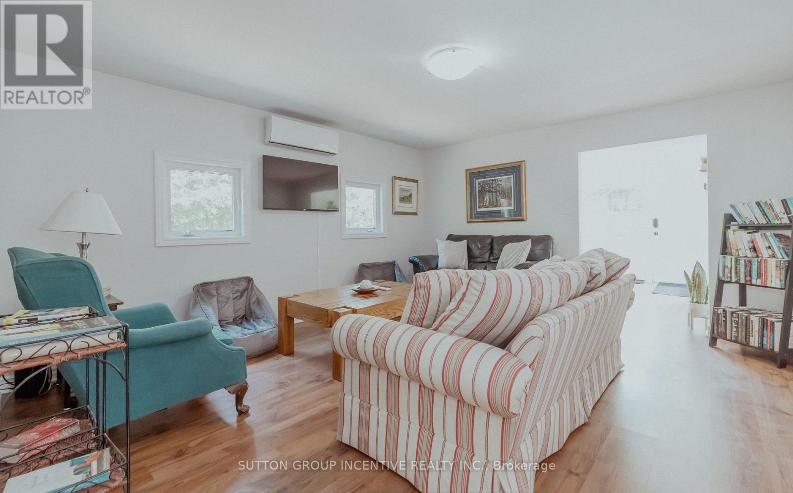 711 Innisfil Beach Road, Innisfil, Ontario  L9S 4E4 - Photo 11 - N12422373