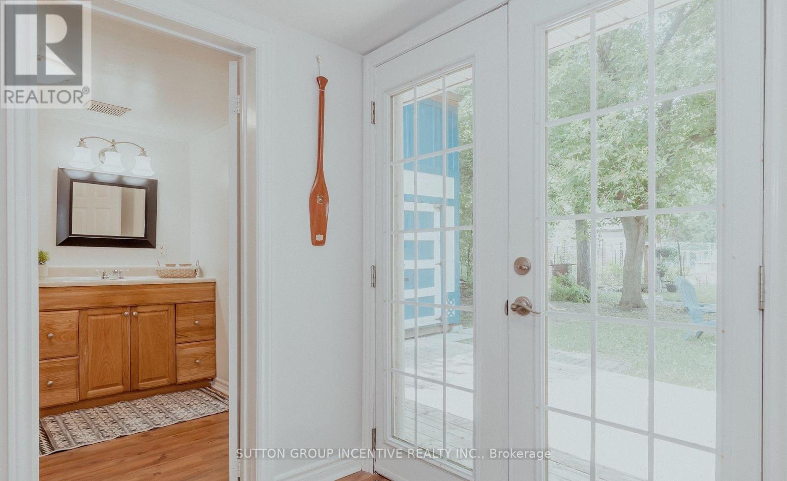 711 Innisfil Beach Road, Innisfil, Ontario  L9S 4E4 - Photo 18 - N12422373