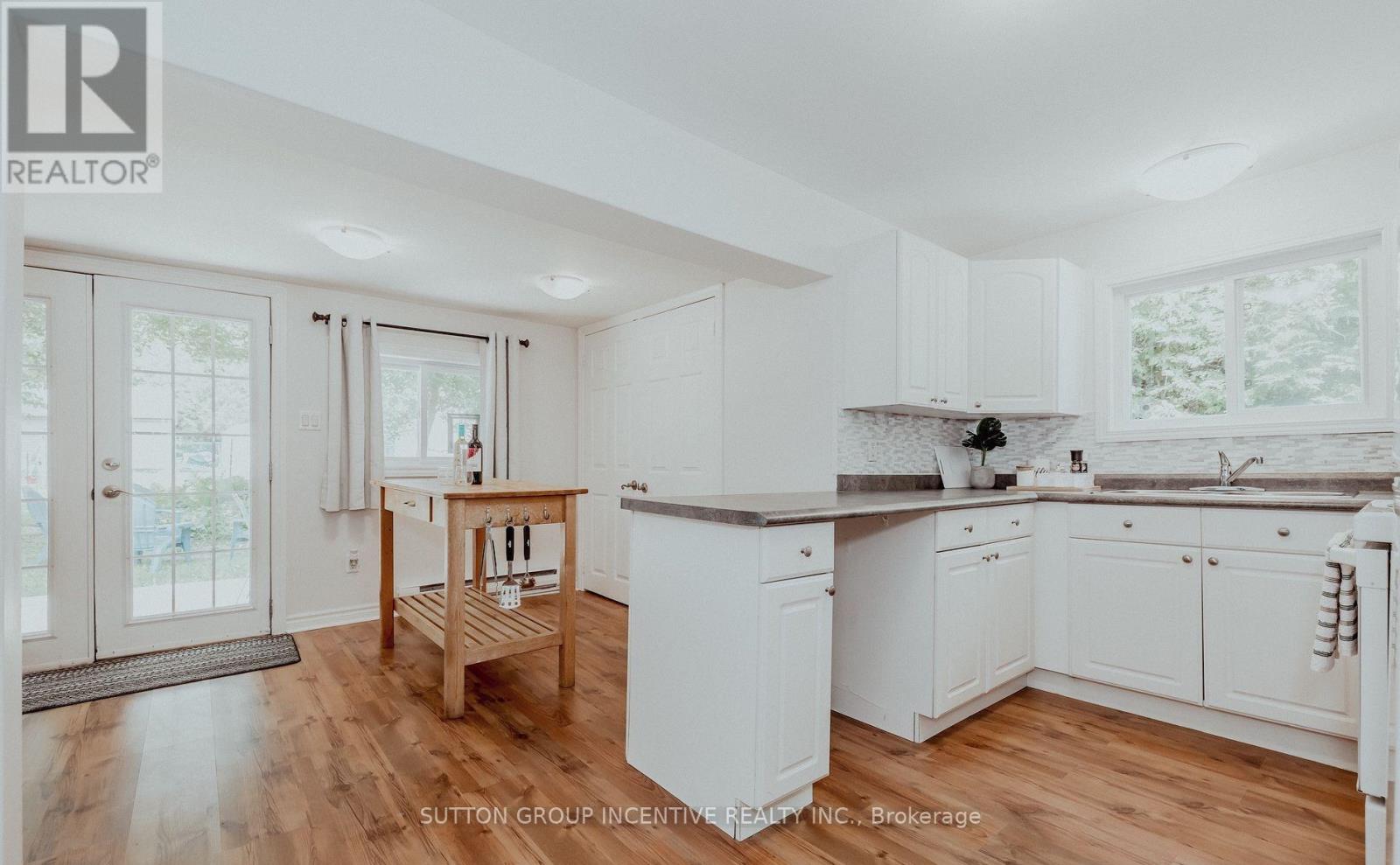 711 Innisfil Beach Road, Innisfil, Ontario  L9S 4E4 - Photo 5 - N12422373