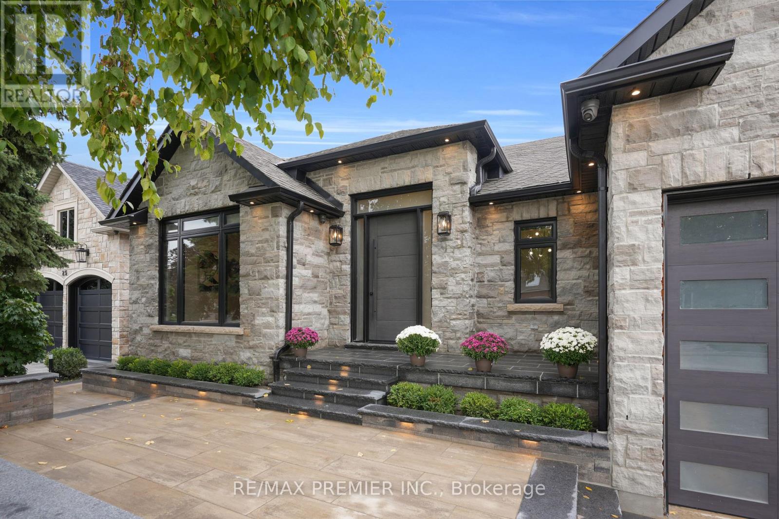 19 Polo Crescent, Vaughan, Ontario  L4L 8W6 - Photo 4 - N12422560