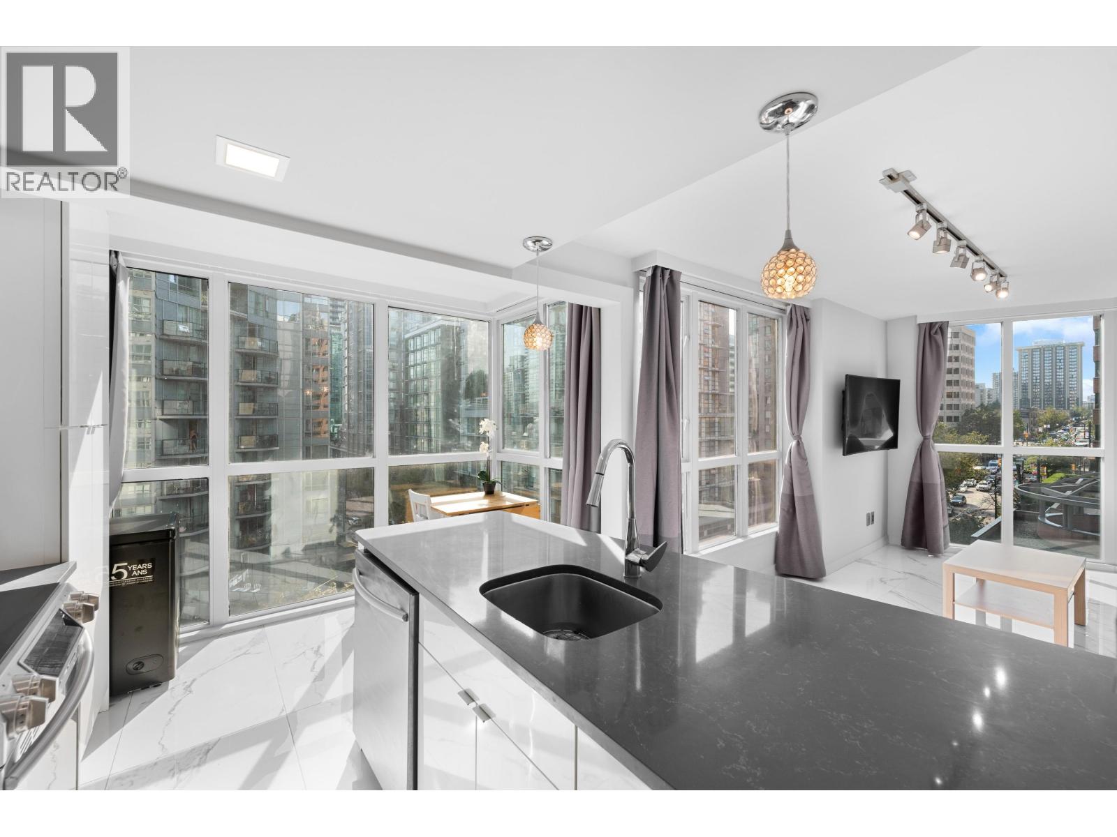 702 1188 Howe Street, Vancouver, British Columbia  V6Z 2S8 - Photo 1 - R2972538